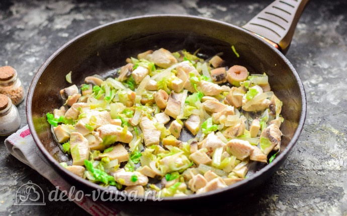 Лук и капусту порезать и обжарить с курицей и грибами на сковороде