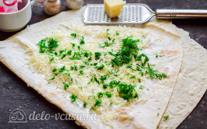 Сверху на сыр насыпаем измельченную зелень и специи по вкусу