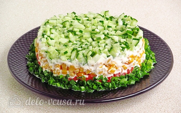 Салат «Светофор» со шпротами и кукурузой готов