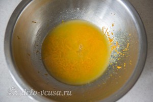 Соединяем растопленное сливочное масло, цедру апельсина, соль и сахар