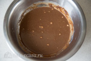 В теплом молоке разводим дрожжи и добавляем его в шоколадную массу