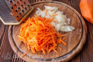 Морковь трем на терке, а репчатый лук режем кубиками