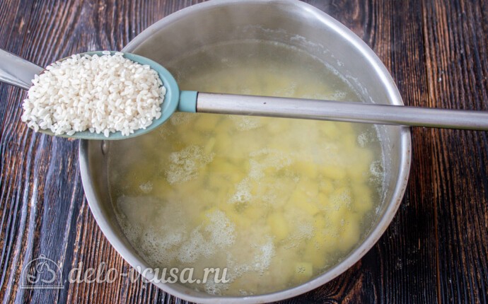 В суп к картшошке добавляем промытый рис В суп к картшошке добавляем промытый рис