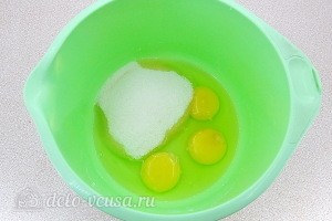 Соединяем сахар с яйцами