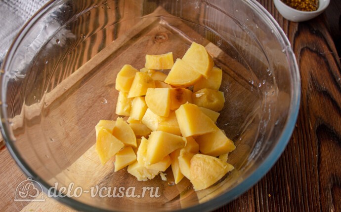 Чистим и режем остывшую картошку кубиками