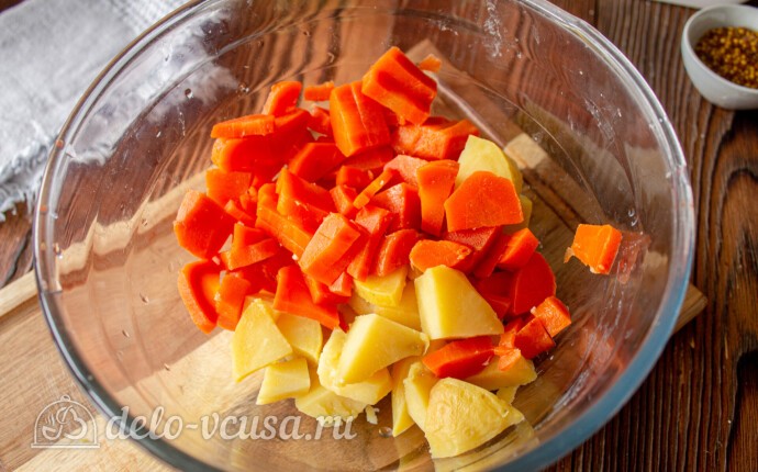 Режем морковь кубиками
