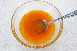 Соединяем мед, апельсиновый сок и цедру