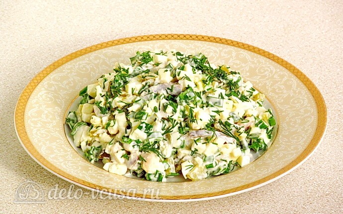 Яичный салат с огурцом и сельдью готов