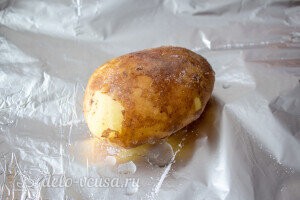 Кладем картофель на фольгу и заворачиваем