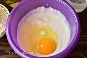 Добавляем к простокваше яйцо и перемешиваем