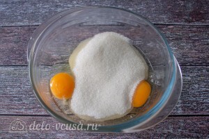 Отдельно разбиваем яйца и добавляем к ним сахар