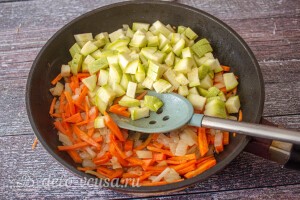 Обжариваем кабачки с морковью и луком на сковороде