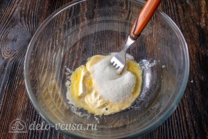 Соединяем сливочное масло с сахаром и солью