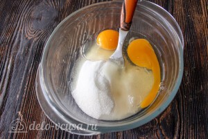 Соединяем яйца с сахаром для заливки