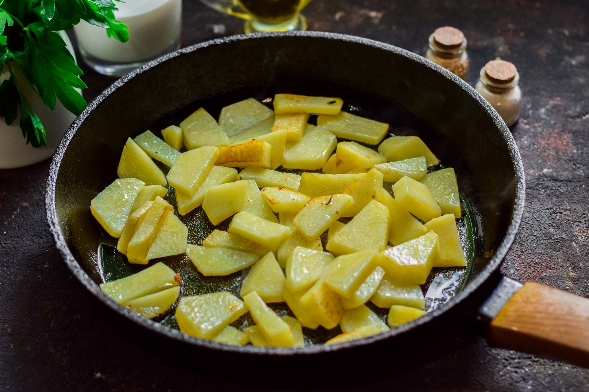 Картошка жареная половинками на сковороде под крышкой