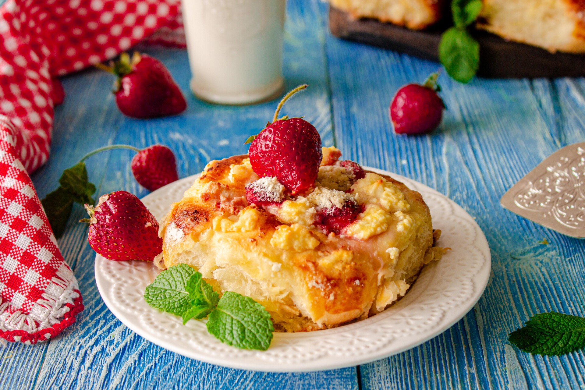 Ватрушки с творогом и клубникой из дрожжевого теста рецепт