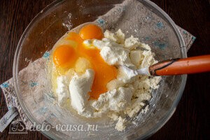 Соединяем творог, яйцо и сахар для начинки