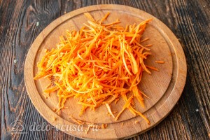 Морковь чистим и трем на терке для корейских салатов