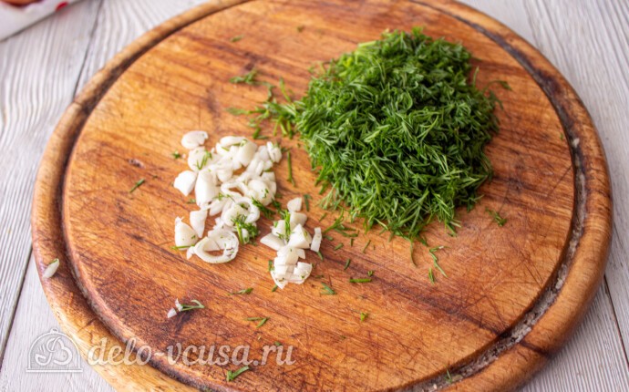 Чеснок и зелень измельчаем