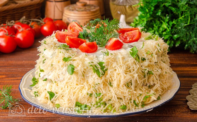Кабачковый торт с помидорами и сыром готов