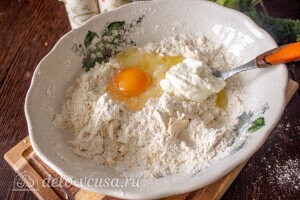 Киш с капустой и яйцом: к тесту добавляем яйцо и сметану