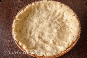 Пирог с капустой и яйцом: песочное тесто распределяем в форме формируя бортики для будущего пирога