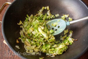 Киш с капустой и яйцом: обжариваем капусту на сковороде в течение 5 минут