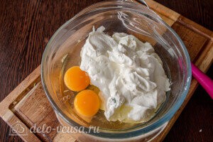 Киш с капустой и яйцом: для заливки пирога соединяем яйца, сметану и соль по вкусу