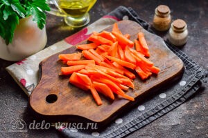Морковь чистим и режем соломкой