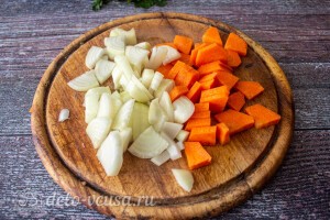 Лук и морковь режем кубиками