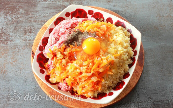 Добавляем обжаренные овощи, яйцо и специи Добавляем обжаренные овощи, яйцо и специи