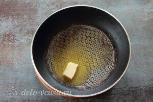 Топим на сковороде сливочное масло