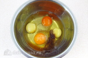 К яйцам добавляем соль и перец
