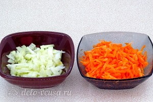 Режем лук и трем морковь