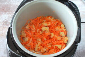 Добавляем к курице морковь и лук и жарим до мягкости