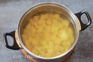 Отправляем картошку в кастрюлю с водой на плиту
