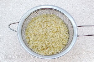 Промываем рис в проточной воде