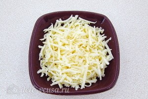 Сыр трем на крупной терке и посыпаем им готовое блюдо