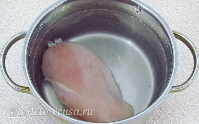 Отвариваем куриное филе до готовности