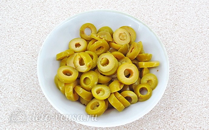 Оливки режем тонкими колечками
