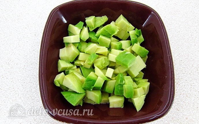 Авокадо режем кубиками