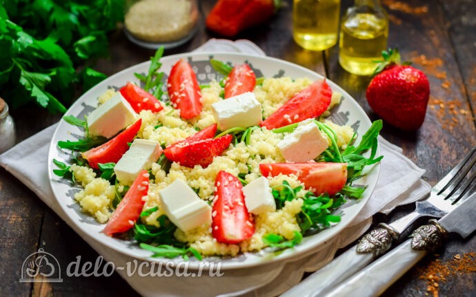 Рецепт салат из клубники c рукколой, фетой и кускусом