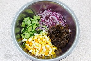 Соединяем вме подготовленные ингредиенты в салатнике