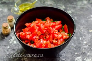 Режем томаты и добавляем в миску