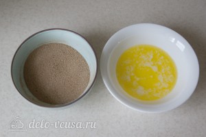 В одной миске соединяем сахар с корицей, отдельно растапливаем сливочное масло