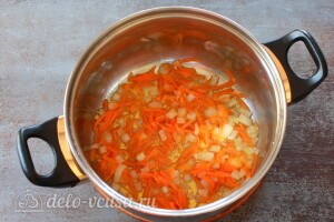 Обжариваем лук и морковь на растительном масле