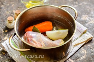 Варим бульон из курицы, моркови и лука