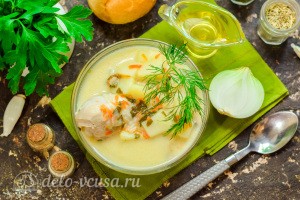 Сырный суп с курицей и щавелем готов