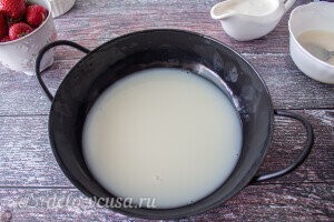 В подходящую посуду наливаем холодное молоко