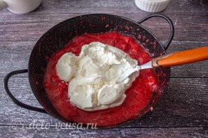Добавляем к ягоде греческий йогурт